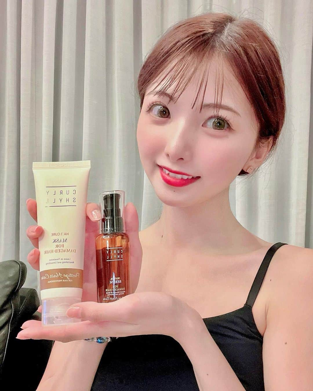 岡田栞奈のインスタグラム：「最近韓国で話題のヘアケアブランド カーリーシールの気になっていた商品をGETしました🙊🩵  実際に使ってみると水分量たっぷりめの ちゅるん髪になって感動✨ ブリーチ毛なのでケアにはかなり気をつけているけど 使うもので差がでていたのでこれは嬉しい変化☺️ 夏の太陽の紫外線をたっぷり浴びてダメージを 受けた髪にも良さそう❣️  使い続けるのが楽しみ👀🫰 #ヘアケア #ヘアケア用品 #トリートメント #ランキング入り商品 #有名ヘアスタイリスト監修　 #カーリーシール  #curlyshyll #韓国ヘアブランド  #サロンシャンプー #サロン専売品  #カーリーシールCOC #커리쉴coc」