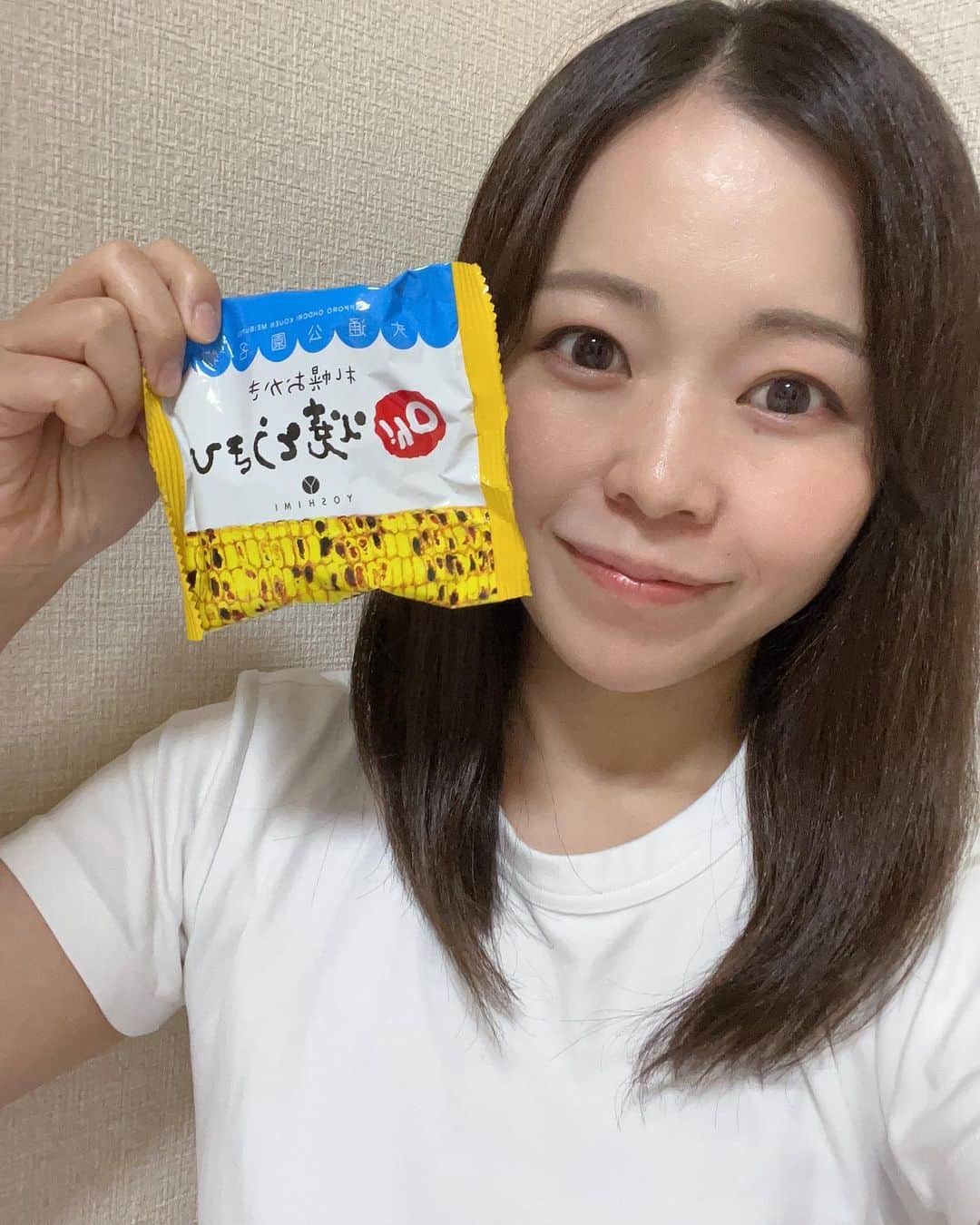 出世凪沙のインスタグラム：「. あずみちゃんがくれたこのおかきが めちゃめちゃ美味しかった！！  おかきの塩気とドライコーンの甘味が絶妙なバランスで あっという間に完食🐷  ネットで調べたら公式HPから直送便を購入できると 書いてあったので早速注文しました😂 届くの楽しみだ〜🤤❤️ . #北海道土産#札幌#yoshimi#大通公園 #札幌おかき#ohやきとうきび #あずみちゃんありがとう ❤︎」