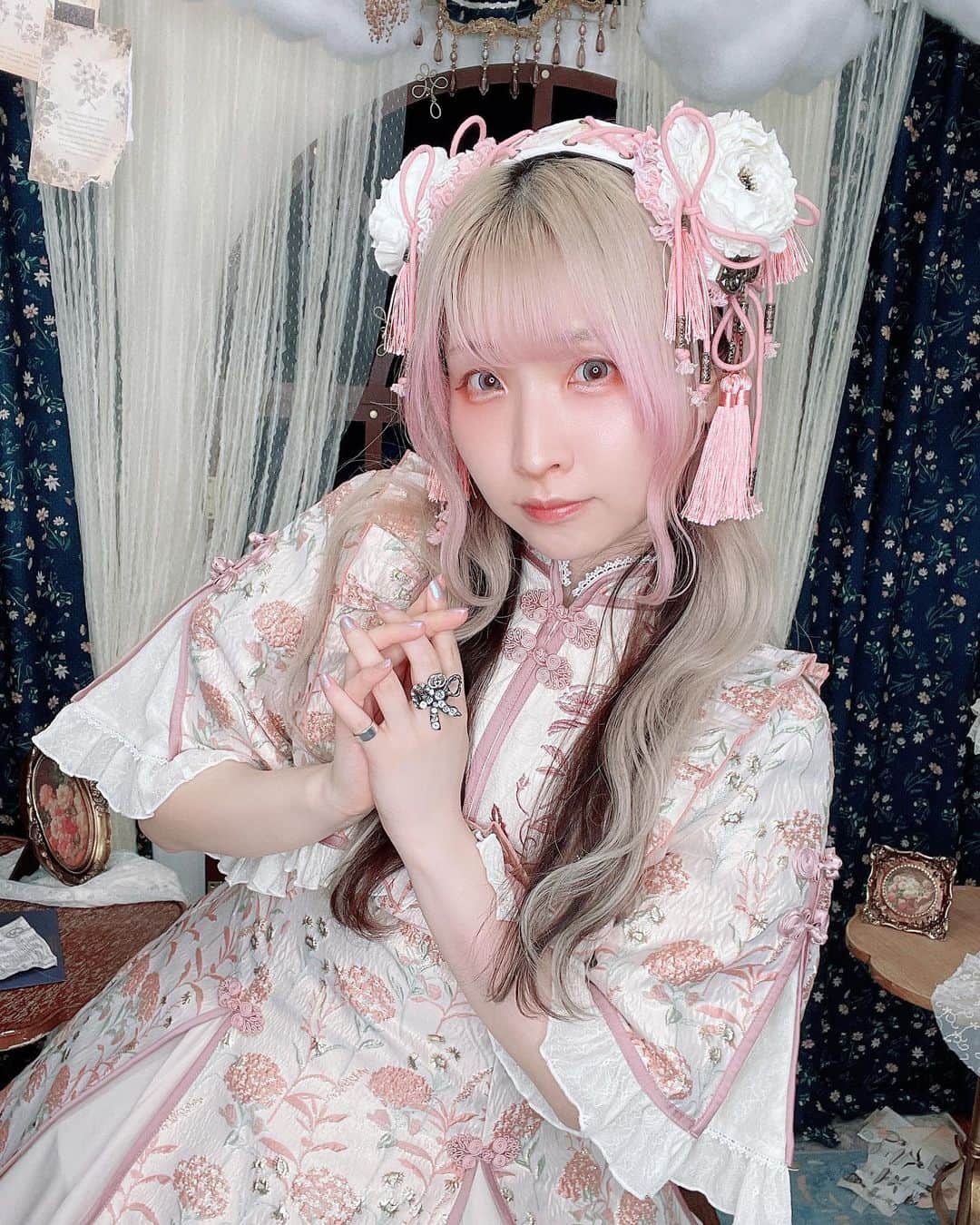 ようなぴのインスタグラム：「🎀チャイナロリィタ🎀  星箱Worksさんの展示会に行ってきました！ めちゃくちゃかわいかった〜🤍  他にもたくさん着たのであっぷしてゆきます🤍  #ロリィタファッション #ロリィタ #チャイナ #チャイナロリィタ #lolitafashion #lolita #fashion #kawaiigirl #kawaiifashion #tokyofashion」