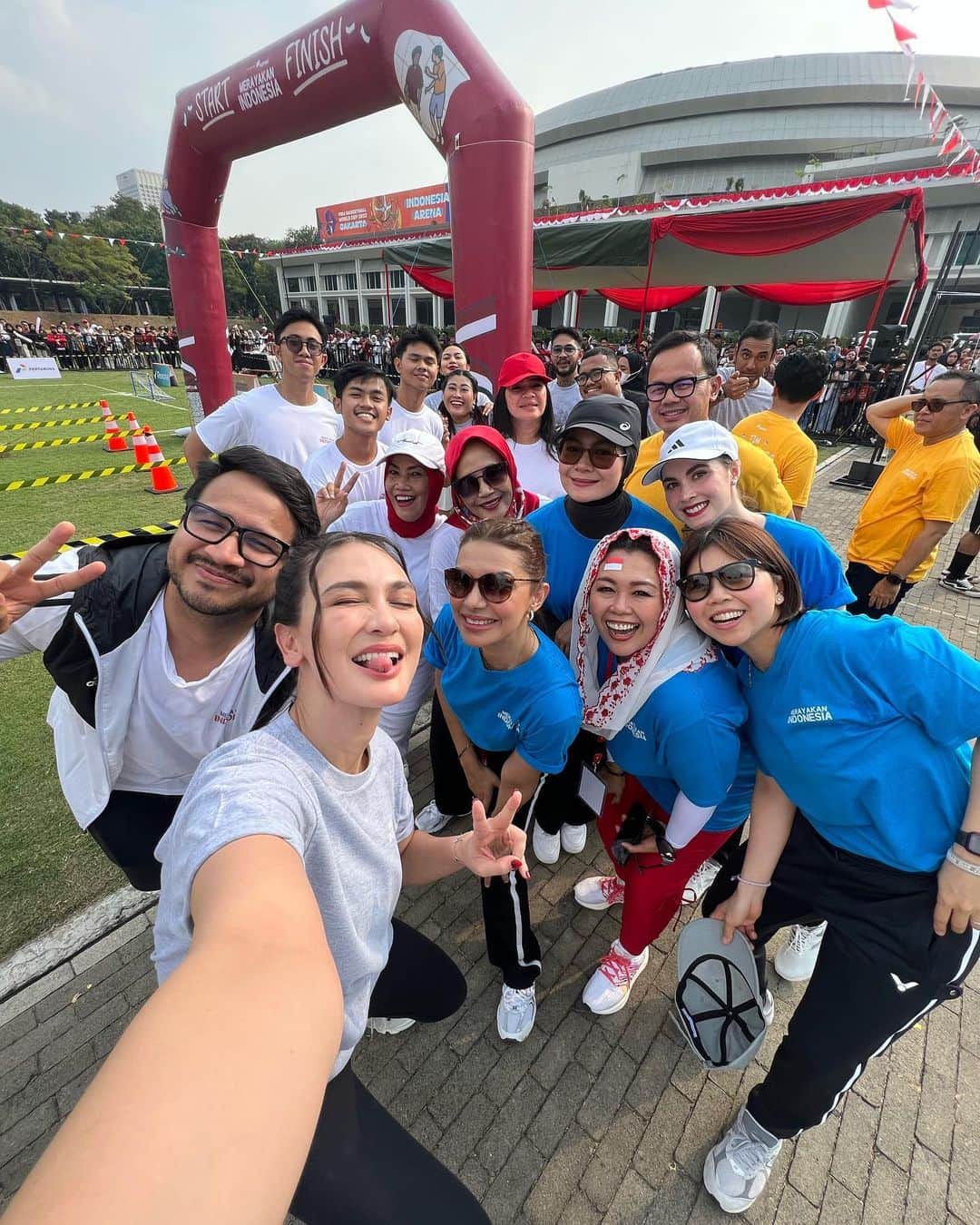グレイシア・ポリーのインスタグラム：「Gak juara lomba 17 Agustus, tapi kita foto eksis sama yang juara lomba 17-an. 😂   Slide ke-7, ada insiden sedikit. Sudah gak jadi atlet juga masih aja cedera 😅  Keseruan hari ini di acara “Merayakan Indonesia” bersama @narasi.tv 😍❤️🇮🇩」