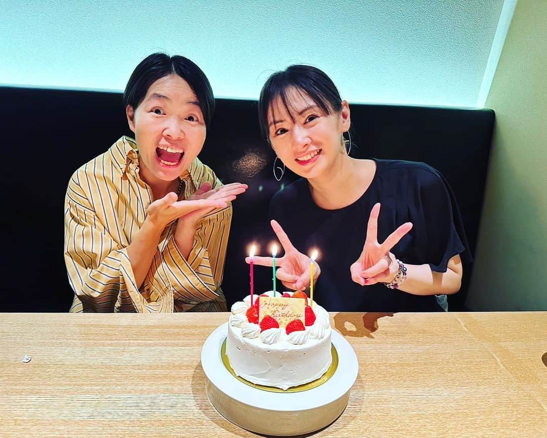 イモトアヤコさんのインスタグラム写真 - (イモトアヤコInstagram)「・ フライングですが #happybirthday   三軒家万智(サンチー)と 出会って早7年 はじめはGOGO言われて怯えていたけど 今では本当に居心地がよい大切なお友達です  毎年祝える幸せかみしめ  美味しいご飯をかみしめ  仮歯が取れないようにかみしめ  良き時間でした  #おめでとう #景子ちゃん」8月19日 22時46分 - imotodesse