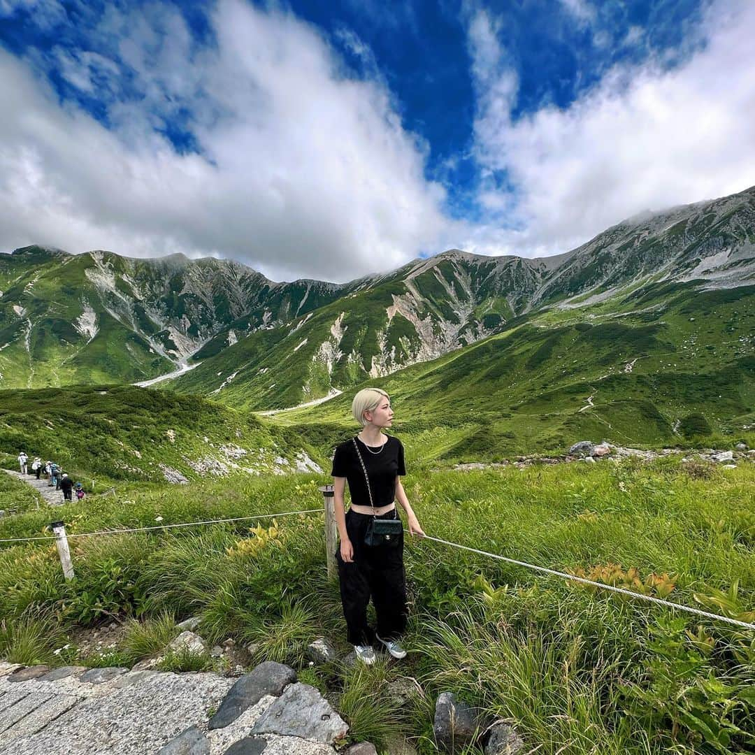 SAKIのインスタグラム：「初めての立山🤞🔥 ずっっっと行きたかった場所に来れて大興奮🤭雪も残ってた⛄️ ・ ・ ・ #立山 #立山黒部アルペンルート #立山連峰 #立山町 #立山黑部 #黒部 #登山 #登山女子 #してみたい #みくりが池 #室堂」