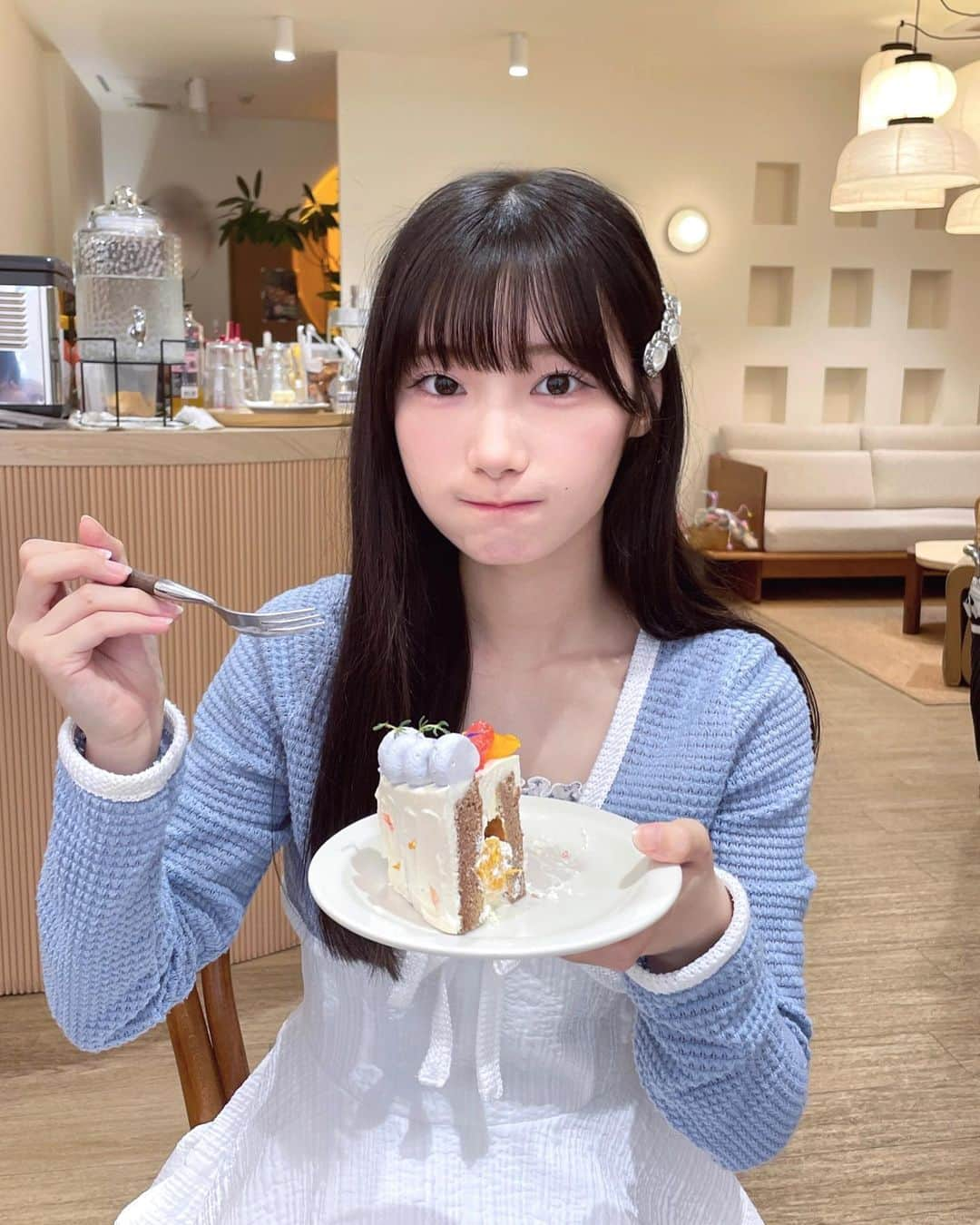 倉島杏実さんのインスタグラム写真 - (倉島杏実Instagram)「🧁🥣🤍  凄く久しぶりに カフェ行けて嬉しかった日🍴︎   #カフェ #SKE48 #ljk #05 #05년생 #카페 #오사카카페 #카페그램 #셀카 #大阪カフェ #Osaka #ケーキ #スコーン #黒髪ロング」8月19日 22時57分 - anzunomi_ske