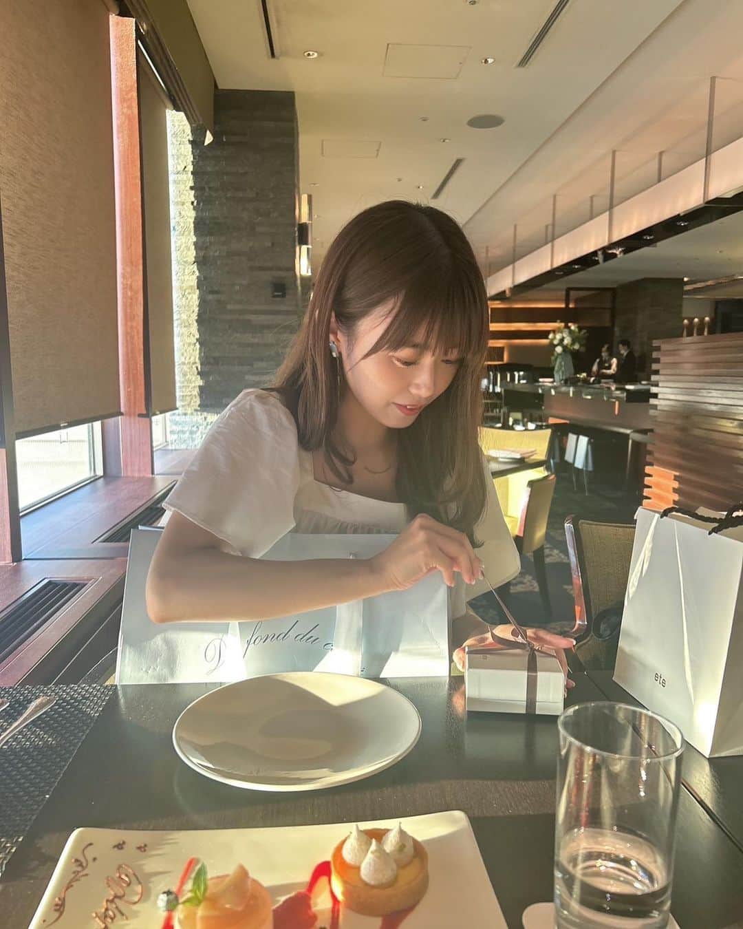 西澤由夏さんのインスタグラム写真 - (西澤由夏Instagram)「美味しいご飯と 可愛いプレゼントと 綺麗な景色、 全部全部幸せでした☺️✨  明日香さん、有難うございました…🧡  #誕生日」8月19日 22時52分 - yknszw