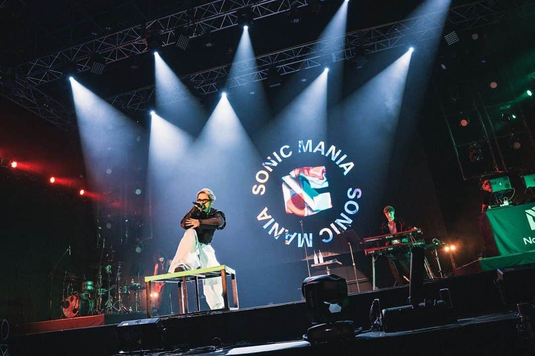 Novel Coreのインスタグラム：「⁡ "SONICMANIA 2023" at 幕張メッセ ⁡ PACIFIC STAGEに出演させて頂きました。 見てくれた皆、本当にありがとう！ ⁡ 去年、SUMMER SONICで同じPACIFIC STAGEに立たせて頂いて、その時はまだうちのバンドにキーボードのうっちーがジョインする前だったりもしたんだけど、同日に同じBMSG所属のBE:FIRSTが出演していたこともあり、だいぶ俺らのことを知ってくれている人が多く流れてきてくれて、パンパンだったんだよね。本当に後ろまで。8000人くらいいたのかな。 ⁡ あの時、俺らが見たものが勘違いしちゃうくらい圧巻の景色だったってことは間違いなくて、実際に凄く嬉しかったし、機材トラブルとかもあった中、必死こいてどうにか掴んだ人を離さずにやり切ったって気持ちは少なからずあったんだけど、終わった直後、悔しさが勝っていて。 ⁡ 「本来はこうじゃないのがフェスってもんだと思っている。」 「フェスで、自分達の "引き" と "パフォーマンス" であの規模の会場をパンパンにする、というかロックするのは本来はもっともっと難しいことだし、俺らは本当はまだその土俵にすら立てていないはず。」 ⁡ …って話をチームの仲間達としたんです。 ⁡ お客さんが全くいないフロアから、俺らを知っている人が全くいない状況から、パフォーマンスで「こいつら面白い」って足を止めてもらえるか否かの真剣勝負を、ちゃんと自分達の中でしてみたかった。 ⁡ ありがたいことにメジャーデビュー後はBMSG全体の勢いとか、日高さん達が死ぬ気で作ってきてくださった強固な土台があるおかげで、俺がアウェイを感じる瞬間は本当に少なくて。 でも、俺はずっとそういう場所で歌ってみたかった。 ⁡ 今回、清水さん達から再び頂いた貴重なチャンスであったこのSONICMANIAの出演は、ラインナップ的にも時間帯的にも間違いなく俺の存在を知っている人が少ない状況だったので、本当に痺れた。 ⁡ 結果として、去年のように会場をパンパンにすることは出来なかった。 でもね、間違いなく動員以上に大切な何かを貰えたステージだったよ。 ⁡ 会場に駆け付けてくれた皆が、一切ビビらずにいつもと変わらない大きな声で、身振り手振りで、ライブ自体を楽しんでくれていたこと。 来れなかった皆も、配信を見たり、色々な方法で遠くから声援を送ってくれていたこと。 俺らのことを全く知らないはずのあなたが、立ち止まってくれて、一緒に時間を共にしてくれたこと。 始まる前よりも、少しでも会場内に俺らの音楽に体を委ねてくれる人が増えたこと。 ⁡ 全部が、本当に嬉しかったです。 ⁡ また新しいドラマが出来た気がします！ ⁡ でも、あれが悔しくない訳ないんだ。やるぞ、俺は。 ⁡ バンドももっと成長しないと絶対にダメだし。 何にしてもそうだけど、自分が想像していたことと違うことが起きた時にパニックになってしまうのは練習が足りない証拠だから。 ⁡ 俺は今から出来ることを全部やって、確かめます。 ⁡ 本当に大切な時間を、 大切な機会を頂きました。 ⁡ 清水さんをはじめとするクリエイティブマンチームの皆さん、運営スタッフの皆さん、会場に足を運んでくださった皆さん、本当にありがとうございました…！ ⁡ そして、最後になってしまったけれど、この日の為に駆け付けてくれたHina、本当にありがとう。 天気雨、また絶対に歌おうね！ ⁡ 良い夜でした。精進します。 ⁡ Photo: @satoshihata87 #SONICMANIA」