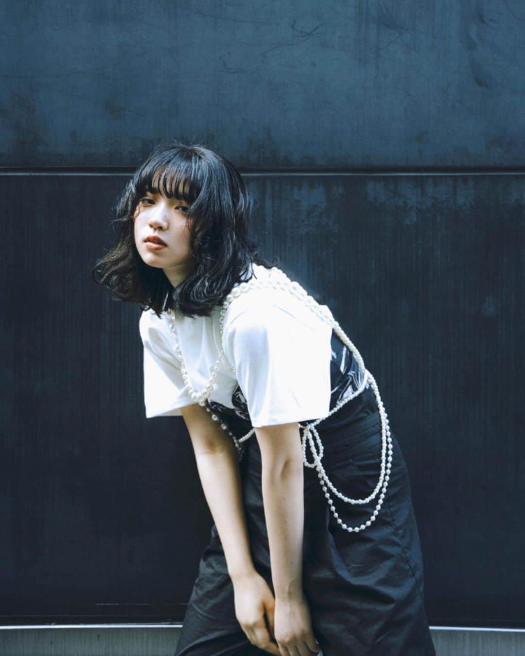 野口和弘のインスタグラム：「ミディアムウェーブスタイル🙆‍♂️ 最近ストレートスタイル多いけど、動きのあるヘアもやっぱり可愛い🫶 . . hair / photo @cieca.noguchi  . . . .  #cieca.#ciecashibuya#hairstyle#haircolor#fashion#hairarrange#ショートボブ#ショートヘア#ボブスタイル#グラボブ#ボブウルフ#インナーカラー#ハイライト#ハイトーン#ブリーチ#グレージュ#ヘアアレンジ#グラデーションカラー#シースルーバング#ヘアカラー#ヘアカタログ#ヘアセット#外国人風#表参道#原宿#美容室#헤어스타일#단발머리」