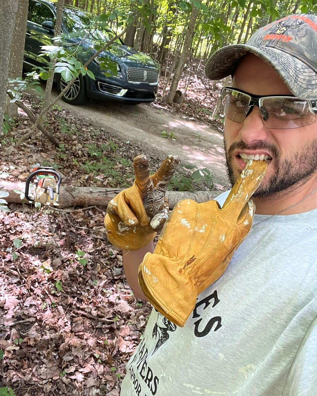 ジャック・ファライーのインスタグラム：「This tree tried to kill me but instead offered some father son bonding. And some good firewood! Nice try, tree.」