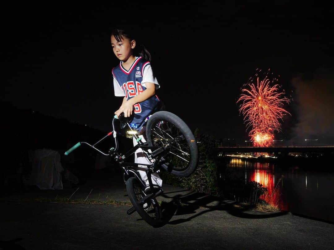 宇野陽介さんのインスタグラム写真 - (宇野陽介Instagram)「FIRE WORKS🎆  RIDER @manene426   photo by  @yorkuno 📸  花火とライディング。 セッティングが、超絶難しくて苦戦しましたがストリートで培ったスキルでなんとかメイク出来ました📷  #aresbikes  #bmx #flatland #street #photography  #photographer  #lumix #lumixjapan  #花火 #ライティング #firework  #dvsshoes  #madbunny #池田花火大会 #花火大会2023」8月19日 22時55分 - yorkuno