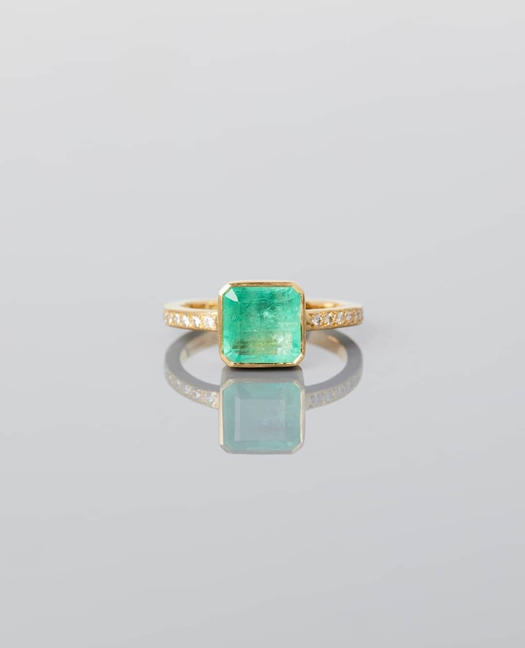 サトミ カワキタのインスタグラム：「Featuring a 2.35 carat emerald center stone and sparkly brilliant cut white diamonds on the shoulders, this One-of-a-Kind ring, made in our New York City studio, is a truly special piece ✨」