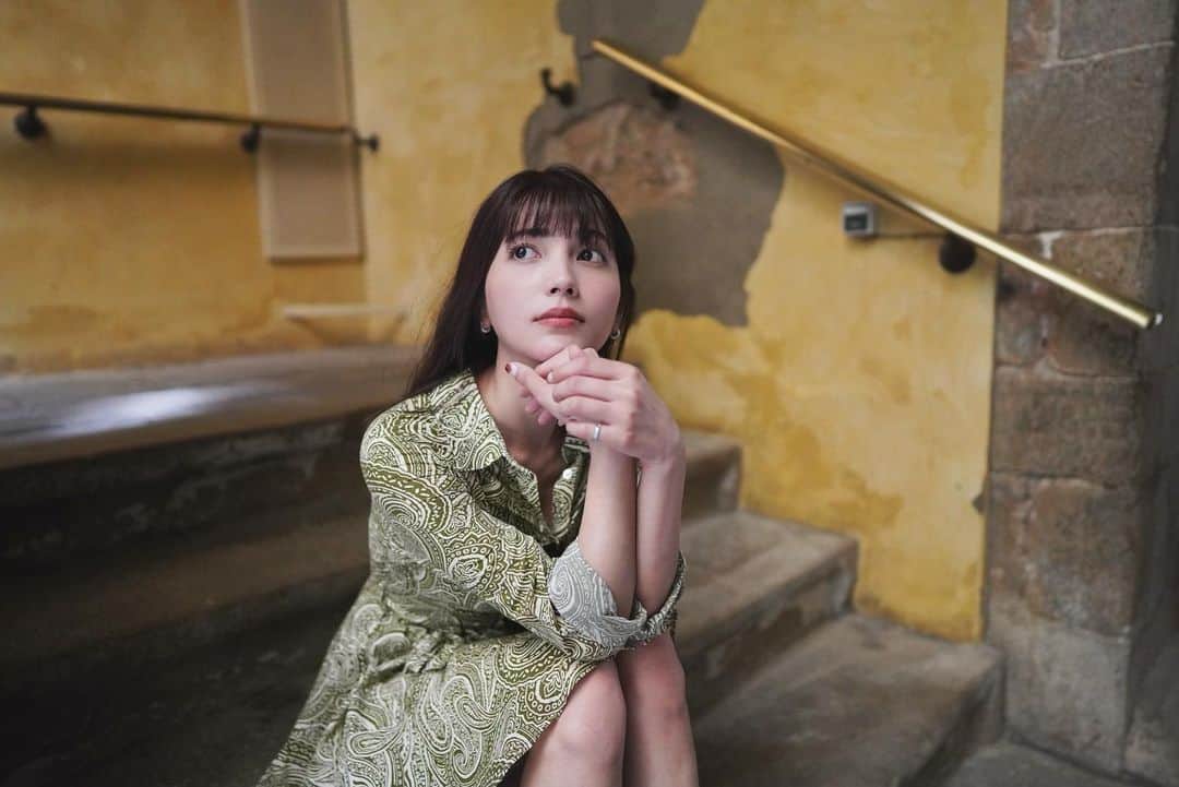 南里美希のインスタグラム：「❤︎  恋しすぎるスペイン。 街並みも風も海も山もワインもごはんもぜーーーんぶ大好きになった🫶  スペインはとにかく色使いがカラフルで可愛い！ 特にピンクが映えるようで、花の色から家具やドア、お洋服も老若男女問わずピンクが多かったのが印象的。 わたしも東京でピンク着てスペイン風吹かせよっかな🎀笑  #barcelona」