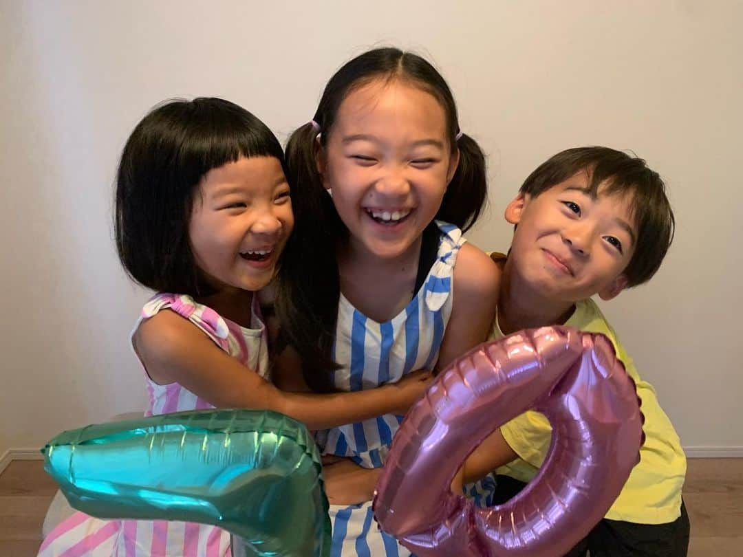 あゆちゃんさんのインスタグラム写真 - (あゆちゃんInstagram)「🧒🏻👧🏻👦🏻 ⁑ ⁑ ひなお誕生日おめでとう🎂🎉 さすがに10歳は信じられへんわㅠㅠ もう私より頭いいんよㅎㅎㅎ ⁑ ⁑ 今年はケーキじゃなくて31がいいと🍨 アイスケーキは美味しくないから普通のやつでタワーがいいと🫶🏻 ゆづるも今年はこれがいいっていうから我が家の冷凍庫31だらけなりそう🤣🤭 ⁑ ⁑ #お誕生日 #happybirthday #10歳 #長女 #三人育児 #生まれてきてくれてありがとう #アイス溶けんように冷房20度にして時間との勝負」8月19日 23時13分 - ayuchan0819