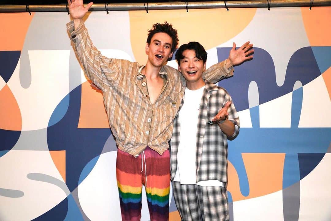 星野源のインスタグラム：「そしてトリを務めてもらったJacob Collier！ 以前ライブで観た楽曲も全く違うアレンジに生まれ変わっていて、その湧き出るアイデアとパッションにめちゃくちゃ盛り上がりました。本当にありがとう！#JacobCollier #SoSadSoHappy #summersonic」