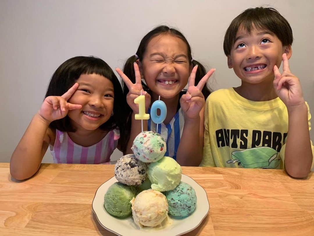 あゆちゃんのインスタグラム：「🧒🏻👧🏻👦🏻 ⁑ ⁑ ひなお誕生日おめでとう🎂🎉 さすがに10歳は信じられへんわㅠㅠ もう私より頭いいんよㅎㅎㅎ ⁑ ⁑ 今年はケーキじゃなくて31がいいと🍨 アイスケーキは美味しくないから普通のやつでタワーがいいと🫶🏻 ゆづるも今年はこれがいいっていうから我が家の冷凍庫31だらけなりそう🤣🤭 ⁑ ⁑ #お誕生日 #happybirthday #10歳 #長女 #三人育児 #生まれてきてくれてありがとう #アイス溶けんように冷房20度にして時間との勝負」
