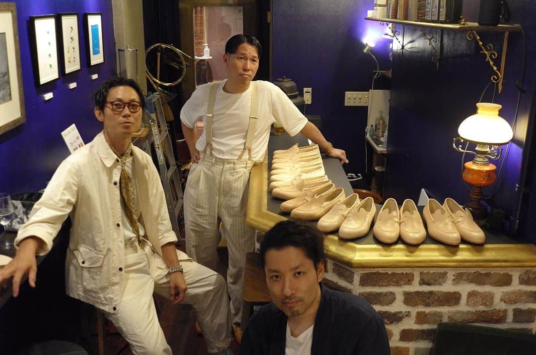 Yuya Hasegawaのインスタグラム：「【Shoeshine Palett at 月光荘】  8/20(日)は銀座にある老舗画材店の月光荘にてシューシャインパレットの受注会です。 圧強めの三人ですがぜひ肩の力抜いて遊びにいらしてくださいね。靴の分野、絵の具の分野、靴磨きの分野の新しい価値をぜひご体感下さい🎨  #shoeshinepalett #gekkoso #noriyukimisawa #brifth #靴磨きの新しい世界」