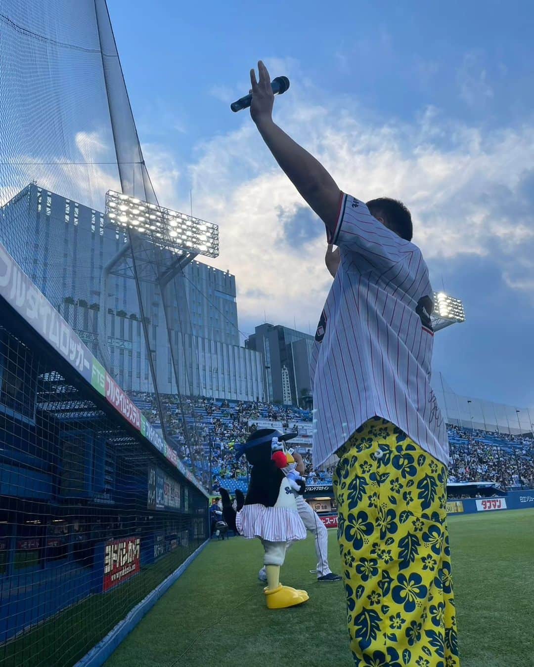 とにかく明るい安村さんのインスタグラム写真 - (とにかく明るい安村Instagram)「るるくまサッポロスマイルDAY 2023で ヤクルトスワローズvs中日ドラゴンズの始球式させていただきました！ 大成功です！  #始球式 #ヤクルトスワローズ #中日ドラゴンズ  #tonikaku」8月19日 23時17分 - tonikaku.a.yasumura