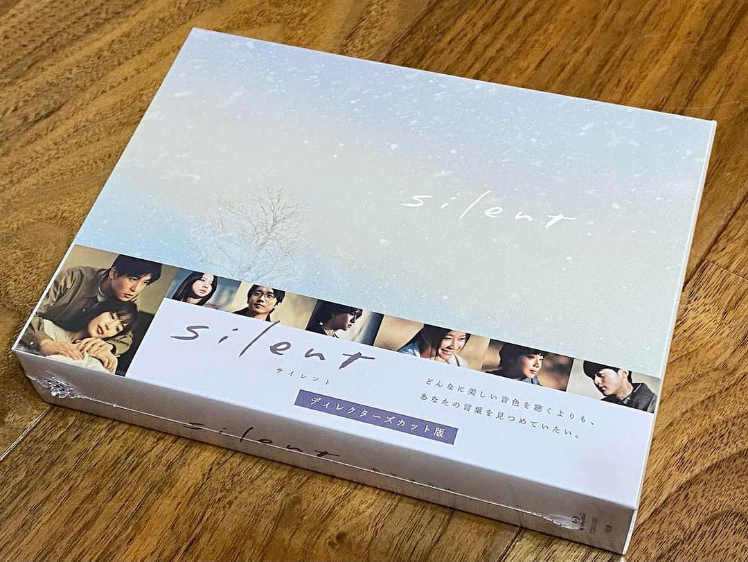 村瀬健さんのインスタグラム写真 - (村瀬健Instagram)「「silent」Blu-ray&DVD、ついに完成しました😭このBOXが皆さんの元にまもなく届きます🎁放送時泣く泣くカットしたシーンを加えて編集し直した全話ディレクターズカット版❗️+豪華特典‼️可愛がって頂けたら嬉しいです✨ #silent #8月25日発売 #川口春奈 #目黒蓮 #SnowMan #鈴鹿央士 #桜田ひより #板垣李光人 #夏帆 #風間俊介 #篠原涼子 #ヒゲダン」8月19日 23時18分 - kenmurase