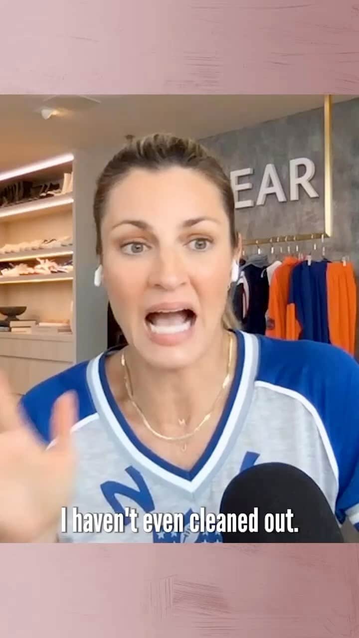 エリン・アンドリューズのインスタグラム：「How do you say it @charissajthompson? Oh whatever @calmdownpodcast #calmdown #dopkit」