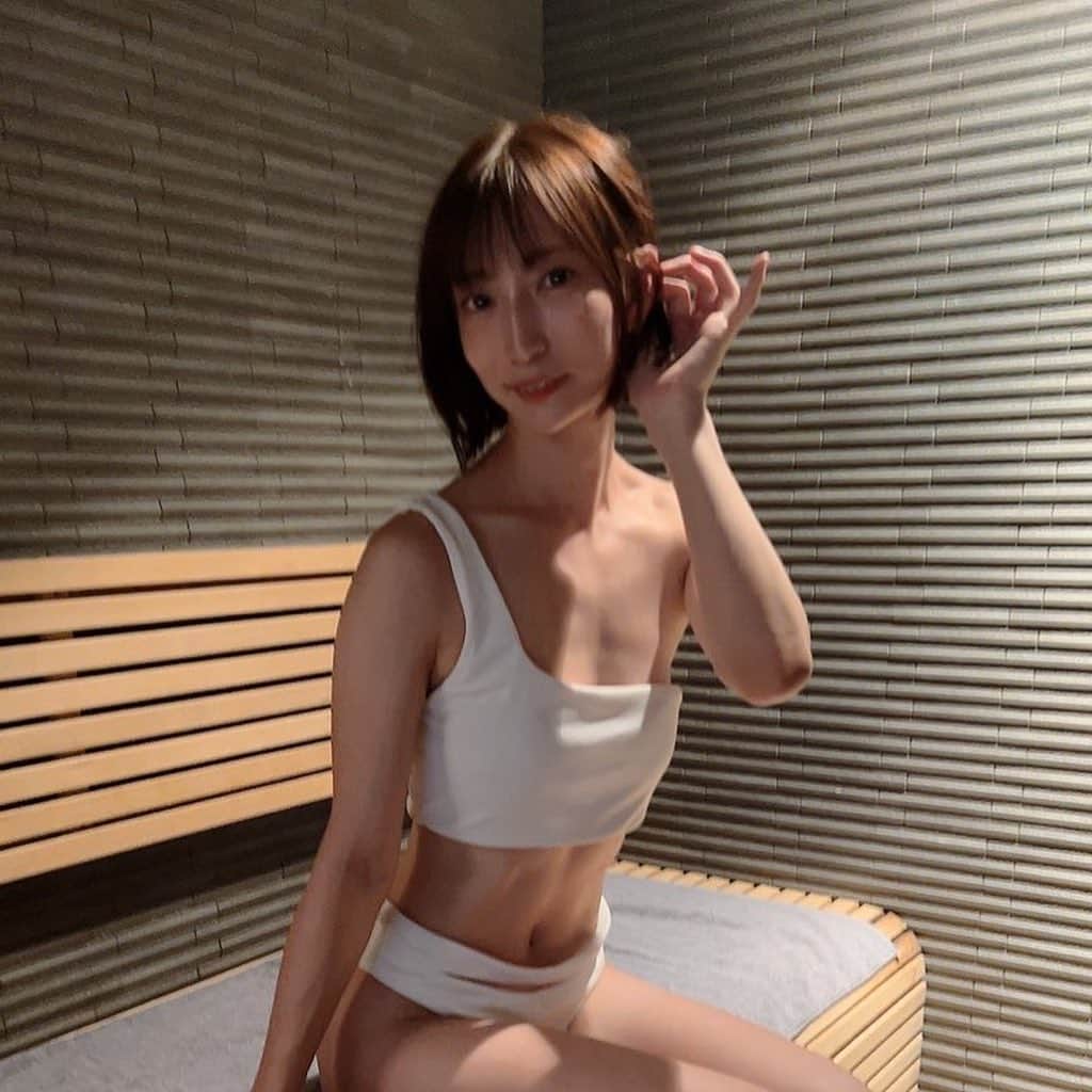 ぱつこのインスタグラム：「お行儀良いのとストイックなのどっちが好きですか？」