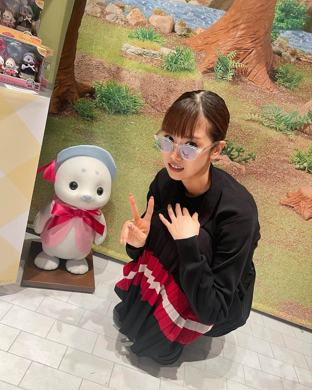 松田リマのインスタグラム：「. 1人寂しそうにしてる子坊主がいたので、写真撮りました🦭」