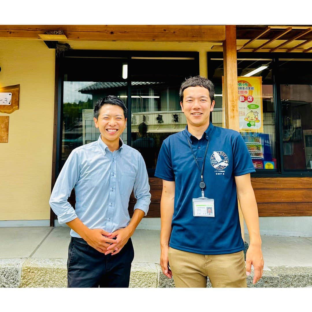 上坂嵩のインスタグラム：「ハヤブサプロジェクト④ . 岐阜県 #八百津町 が、 地元出身 #池井戸潤 さんの公認で進める 町おこし #ハヤブサプロジェクト 🦅✨ . 池井戸さん原作の木曜ドラマ #ハヤブサ消防団 に登場する #八百万町 にちなんだイベント企画や商品開発を進めています！ . その中心となっているのが、八百津町役場の #赤塚卓彌 さん！ 話してびっくり！私と同学年でした‼️ . 同い年の赤塚さんが街を巻き込み、地元を盛り上げる姿に、 大きな感銘と刺激を受けました💪🔥 . . ちなみに！ 八百津町役場では、ドラマを放送する木曜日に ハヤブサプロジェクト #特注ポロシャツ で業務することに！ . #金子政則 町長も例外ではありません！ . 10月には、ハヤブサプロジェクトの一環で、 商店街を歩行者天国にしたマルシェを開催するそう💡 . これからも応援しています！！ . . #地方創生 #岐阜県 #岐阜 #持続可能な開発目標 #住み続けられるまちづくりを #メーテレ #アップ #アナウンサー #ニュースワード #フィールドキャスター #SDGs #SDGsビジネスマスター #スピーチコンサルタント  #上坂嵩」