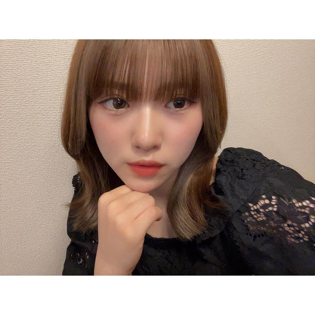 沢村りささんのインスタグラム写真 - (沢村りさInstagram)「心機一転イメチェンしました☺︎︎  .  #さわりさ #hair #ダブルカラー #グレージュ #ブラウン #透明感カラー #ブリーチなし #ミディアム #ヘアアレンジ #大阪 #美容室 #天王寺 #おすすめ #自撮り #03 #19 #20 #followme #ffff」8月19日 23時30分 - lisa20031208