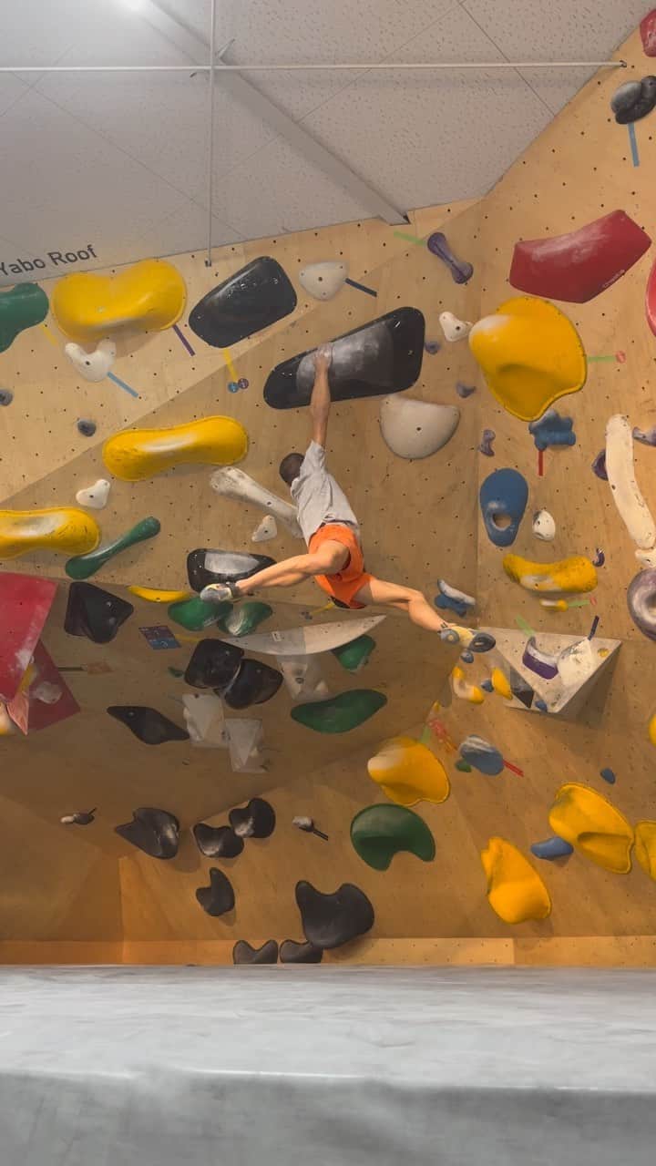 平山ユージのインスタグラム：「Ohh yes💪🏼 Feeling good my last attempt of the day ✨✨🙌  V8/1D @bluepillclimbing   やったー 最終トライ🔥気分は最高✨✨🙌  #bluepill #impossbleseries #ベルン世界選手権2023 #ifscworldchampionshipsbern2023   @boulderpark_basecamp  @basecamp.import  @bluepillclimbing  @climbingbern2023  @thenorthfacecup  @thenorthfacejp  @thenorthface  @beal.official  @lostarrowinc  @blackdiamond  @climbskinspain  @carbongrip  @basecamponlineshop  @bc_mgmt」