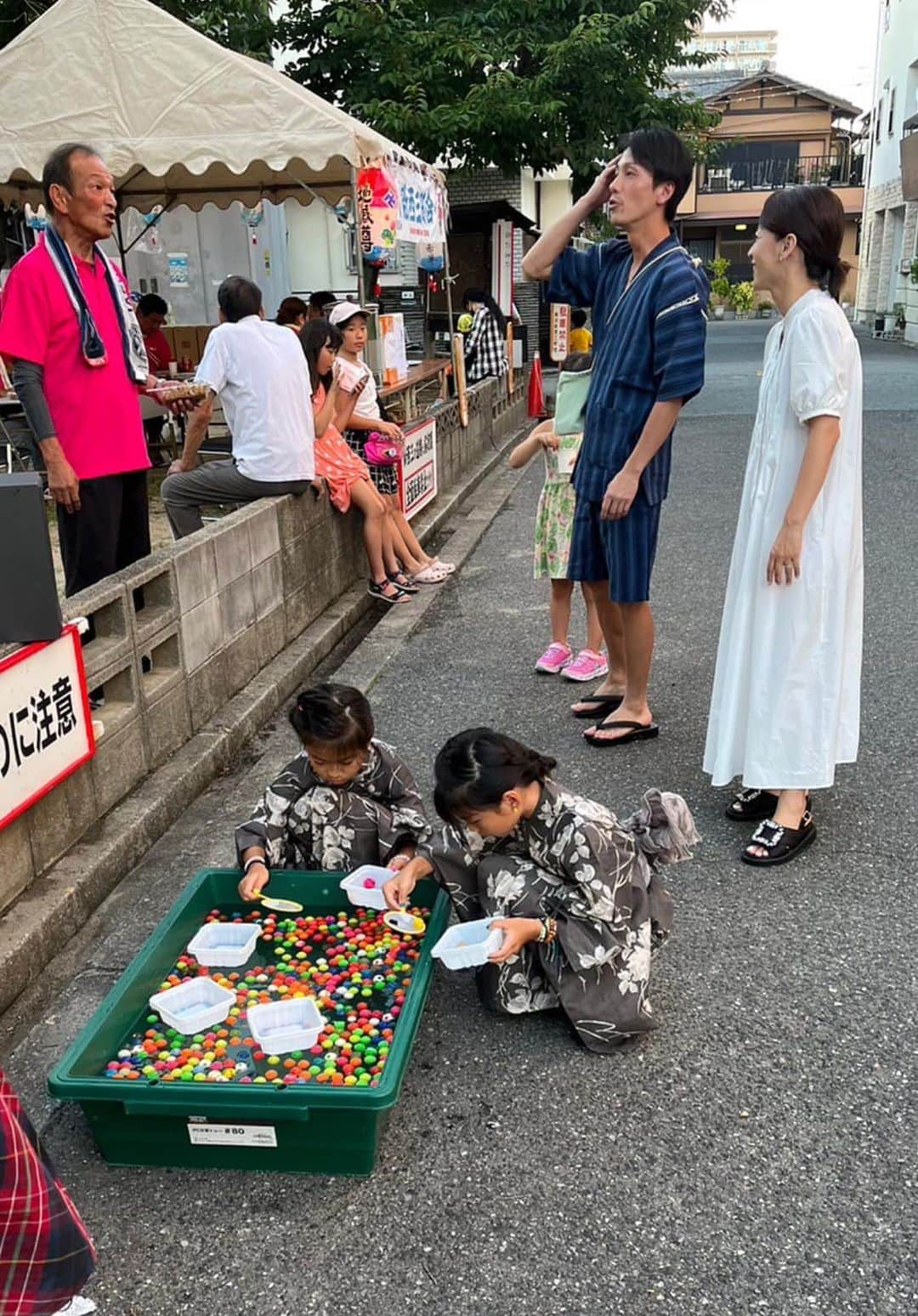 佐々木梨絵さんのインスタグラム写真 - (佐々木梨絵Instagram)「粉浜新西三町会、南港海の街町会、平林連合町会盆踊りでした🏮  母は子どもたちに浴衣を着せるのがいっぱいいっぱいでした😂  子どもたちが 「ママが主役なのにごめんね」と なんて優しい言葉。。。  「全然主役じゃないからね」っと、ツッコミ😂  そして、パパが甚平ないか、下駄ないかと？？！ 意外にもノリノリでびっくりです😳  皆さん、暑い中、準備をしていただき有難う御座いました！！  #夏祭り #盆踊り #浴衣 #甚平 #夜店 #パパ #家族 #子どもたち #大阪維新の会 #佐々木りえ」8月19日 23時34分 - sasaki__rie