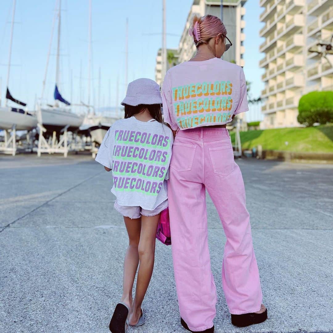 西山美希子さんのインスタグラム写真 - (西山美希子Instagram)「親子で#TOIRO #TOIRO.  娘や娘の友達が着てくれてるのを見ると、このブランド始めた意味をすごく見出せる。TRUE COLORS 。本当の色。アナタ自身の色を光らせてね！」8月19日 23時39分 - mariaclove