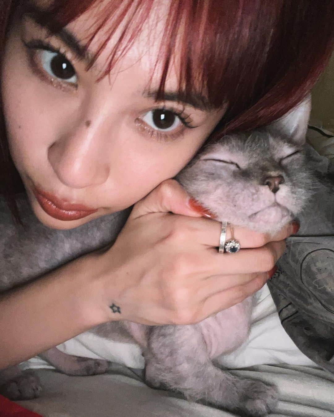 Juriのインスタグラム：「ノーマルカメラでこのお肌💧 先日2年ぶりに美容クリニックに行きました。 可愛くてカッコいい先生 @dr.sayakanagao にカウンセリングしていただき、ピッタリなオーダーメイドメニューになりました。 M22に感動 痛みにビビりまくる私に看護師さんたちも先生もとても優しくしてくれました。 絶対また通いたい🤍  @the_roppongi_clinic」