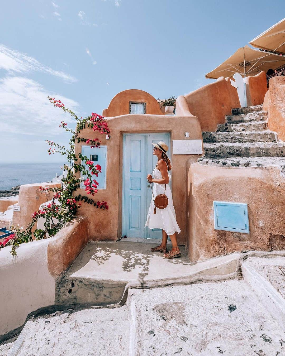 Izkizさんのインスタグラム写真 - (IzkizInstagram)「Running around Greece like I'm an extra in Mamma Mia 💙🤍 #santorini #greece」8月19日 23時43分 - izkiz