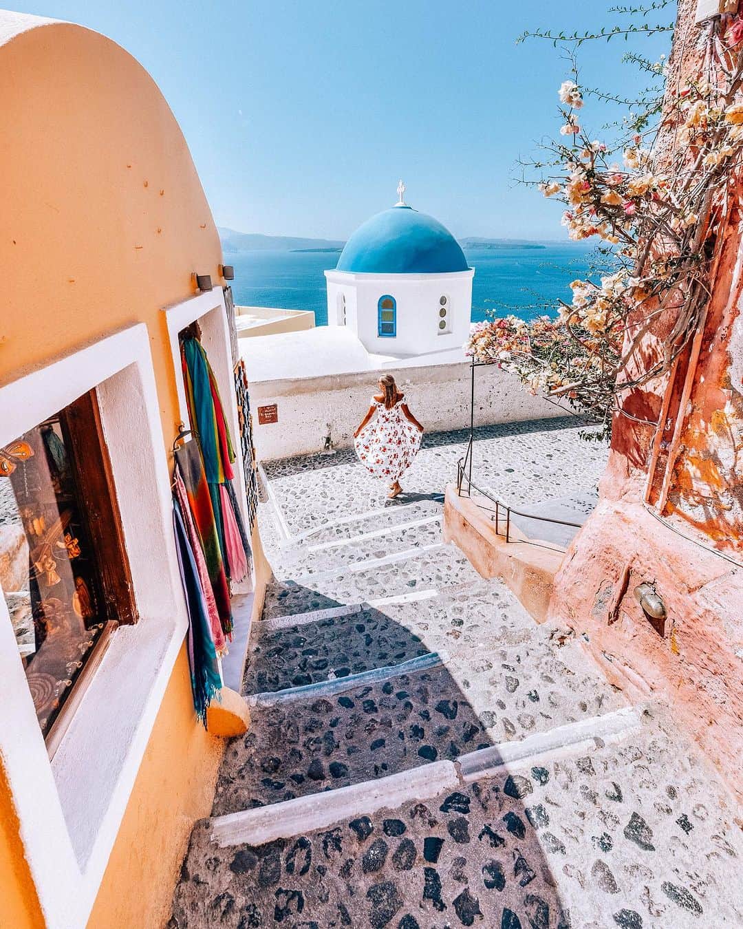 Izkizさんのインスタグラム写真 - (IzkizInstagram)「Running around Greece like I'm an extra in Mamma Mia 💙🤍 #santorini #greece」8月19日 23時43分 - izkiz