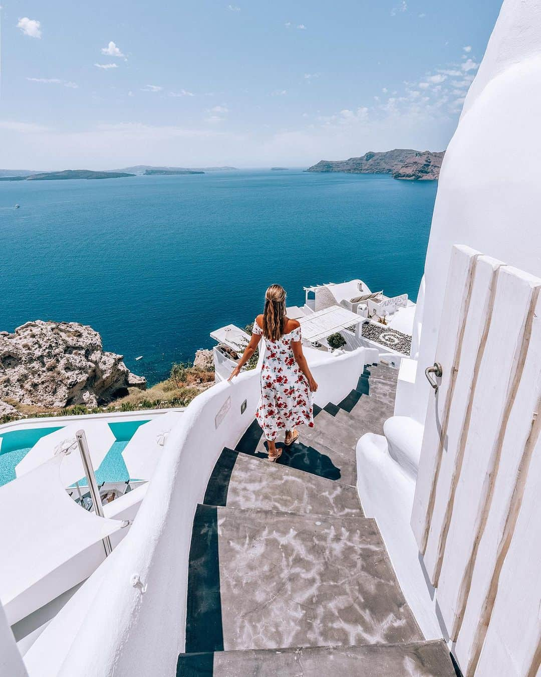 Izkizさんのインスタグラム写真 - (IzkizInstagram)「Running around Greece like I'm an extra in Mamma Mia 💙🤍 #santorini #greece」8月19日 23時43分 - izkiz