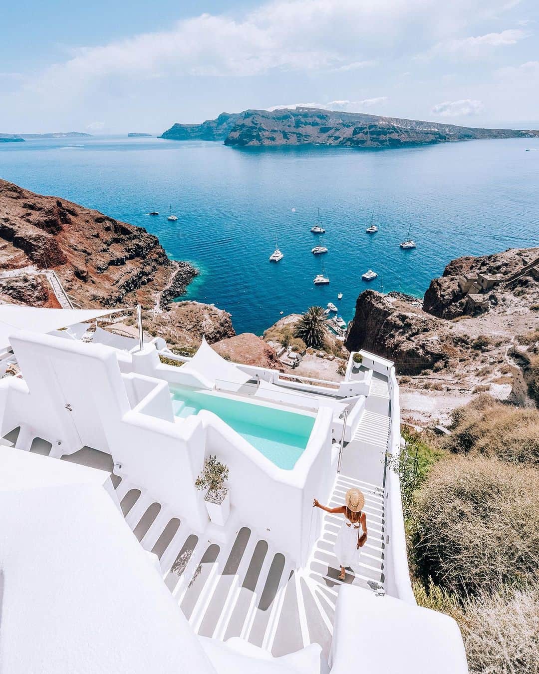 Izkizのインスタグラム：「Running around Greece like I'm an extra in Mamma Mia 💙🤍 #santorini #greece」