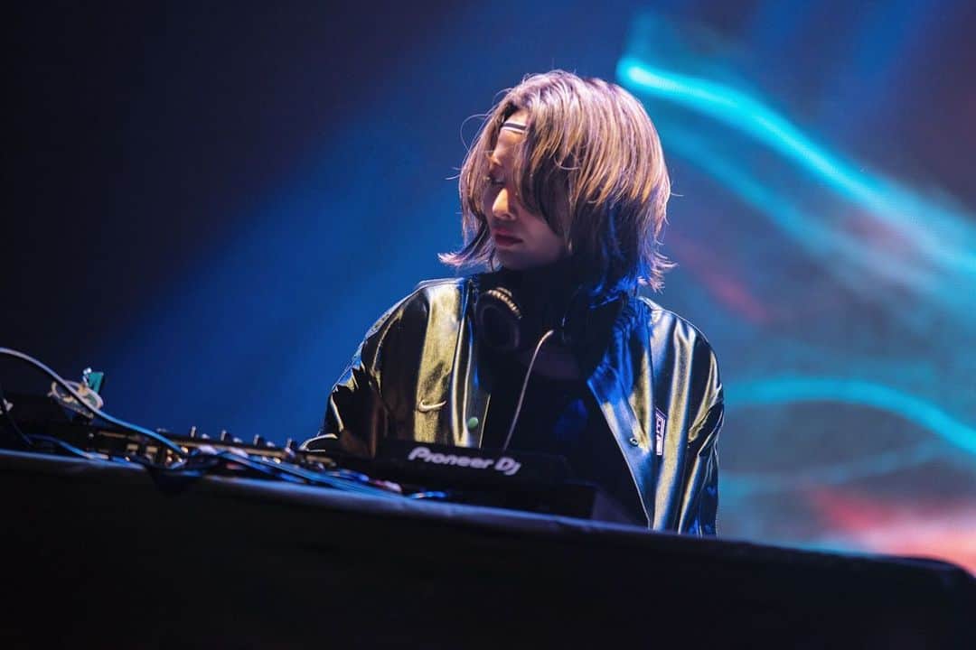 Licaxxxのインスタグラム：「Thank you for coming to SONICMANIA’ 23⚡️ @summersonic_official  Memories of the hottest summer ever🌊🌞🤙  SONIC STAGE4時からでもパンパンでみんな超踊ってたね、ありがとう‼︎ 初めて行った15年前のサマソニの強烈な憧れと思い出、無事更新🍉 そして人生初の旧Twitterトレンド入りも果たした😂  今回は45分のエクスクルーシブセットでしたが、9/9ワンマンありますのでそちらも是非遊びに来て欲しいです！ 色んな側面見て欲しい、よろしくお願いします🫨  VJは @kakiaraara に頼みました、私達の遊び場とか好きなこととか知識とか、共通言語を散りばめながらちゃんと膨らませてくれて演出してくれました！我々なりのデカステージ仕様になったと思います！ありがとう😌  #sonicmania #summersonic #sonicmania2023 #summersonic2023」