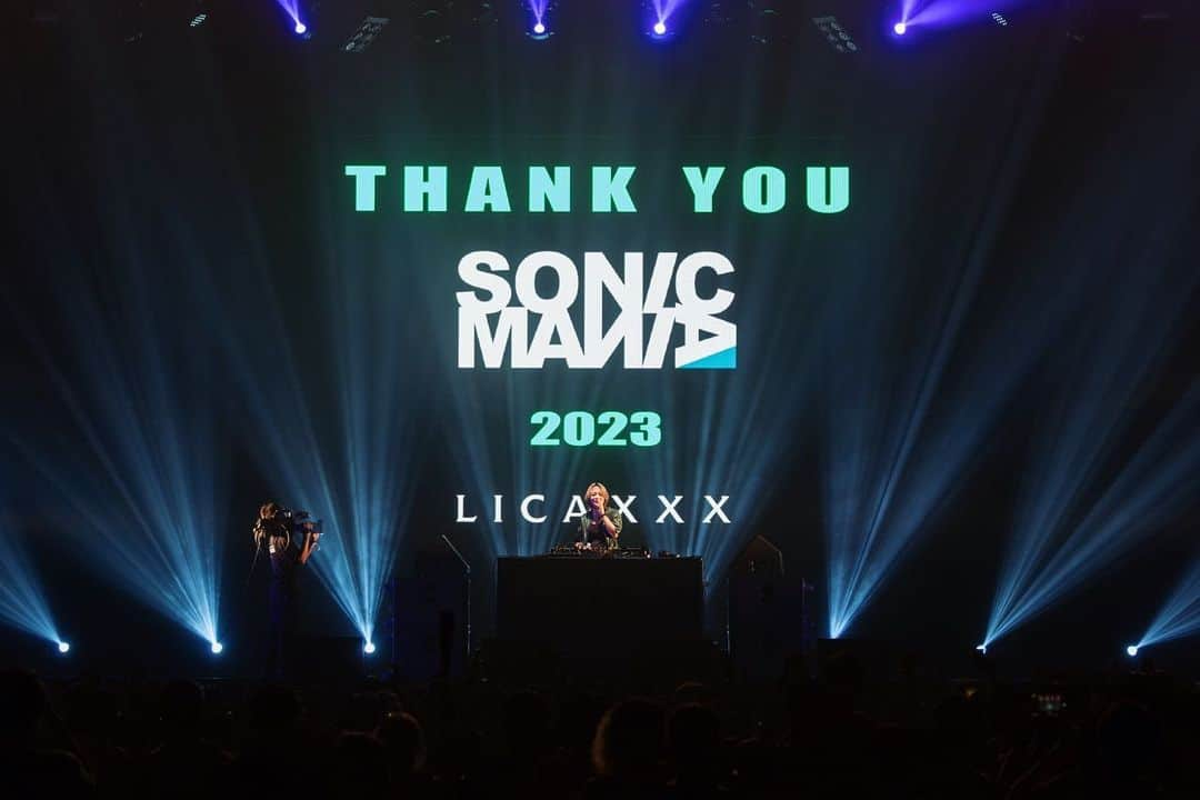 Licaxxxさんのインスタグラム写真 - (LicaxxxInstagram)「Thank you for coming to SONICMANIA’ 23⚡️ @summersonic_official  Memories of the hottest summer ever🌊🌞🤙  SONIC STAGE4時からでもパンパンでみんな超踊ってたね、ありがとう‼︎ 初めて行った15年前のサマソニの強烈な憧れと思い出、無事更新🍉 そして人生初の旧Twitterトレンド入りも果たした😂  今回は45分のエクスクルーシブセットでしたが、9/9ワンマンありますのでそちらも是非遊びに来て欲しいです！ 色んな側面見て欲しい、よろしくお願いします🫨  VJは @kakiaraara に頼みました、私達の遊び場とか好きなこととか知識とか、共通言語を散りばめながらちゃんと膨らませてくれて演出してくれました！我々なりのデカステージ仕様になったと思います！ありがとう😌  #sonicmania #summersonic #sonicmania2023 #summersonic2023」8月19日 23時44分 - licaxxx1