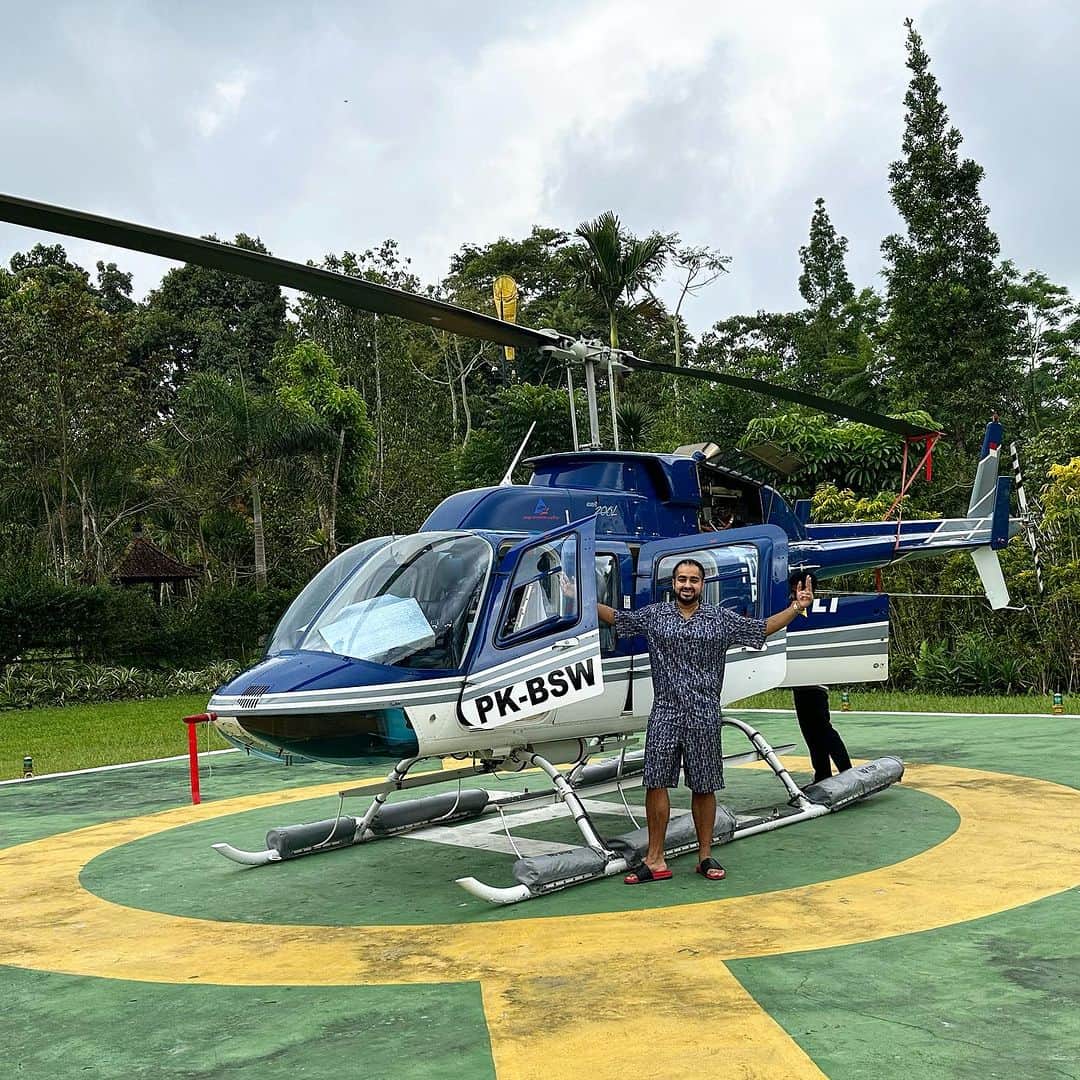 エヴァン・ルースラのインスタグラム：「Island hopping around Bali 🇮🇩 🏝️🚁☀️」