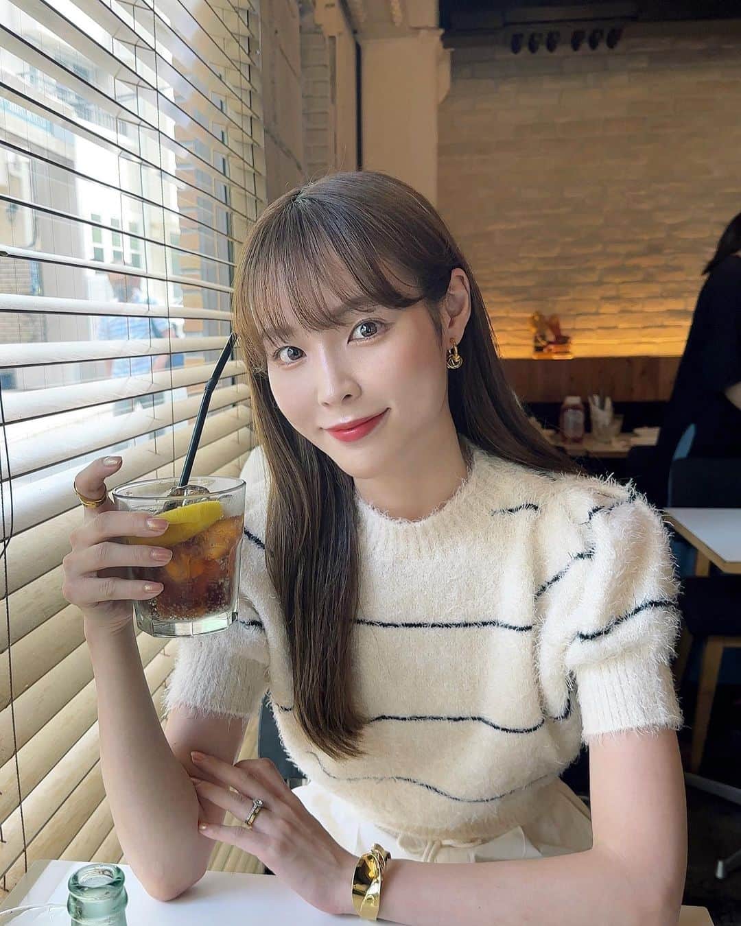 磯田 ひかる(Hikaru Isoda) のインスタグラム：「こんばんは🩵 週末いかがお過ごしですか〜？🫶  今日はYouTubeアップ日なので是非見てね♥  ランチに行った日のコーデ🍗🍟🍔 ちょっと気が早いけどパフスリーブのニットとカーゴパンツ。 カーゴパンツ今年のトレンドだよね🫷  【着用アイテム】 Tops @snidel_official  ファーライクニットプルオーバー BODER FREE ¥9,900税込  Pants @gu_for_all_  カーゴプルオンパンツ(丈標準67.0～71.0cm) カラー: 30 NATURAL サイズ: WOMEN S ¥2,490  Bag @polene_paris   ------------------------------ picaru：162cm / 骨格ウェーブ 1st ブライトスプリング 2nd ブライトサマー  大人可愛いスタイルアップコーデ ヘアメイクを合わせた トータルスタイリングを提案🤍  不定期にストーリーで ファッションお悩み相談募集中🥰 ------------------------------  他の投稿を見る→【@picaruuu】」