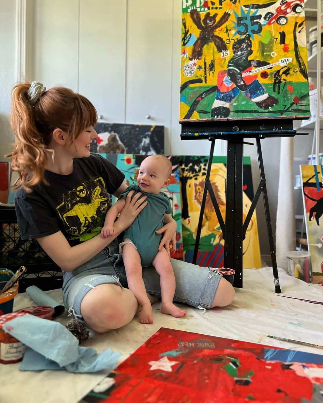 ジェーン・アルドリッジのインスタグラム：「My munchkin in my little studio! Excited to see some of my work in great company at the @salon.21 inaugural show in September 👏」