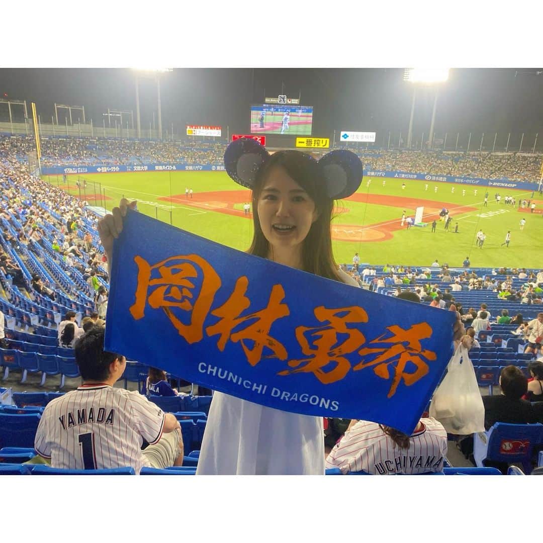 舘谷春香のインスタグラム：「久しぶりに神宮球場で現地観戦してきました！今日は辛い試合だった…  石川昂弥選手の無事を心から願います…木下拓哉選手も…。  岡林選手の連続安打が途切れてしまったのは残念ですが、ここまででも十分素晴らしい記録です！まだお若いし、また更新してくれることでしょう🥹✨  負けちゃって辛かったけど終わった後文化放送ブースに顔出して笘篠さんにお久しぶりにご挨拶出来たし、寺島さん土井ぽんに会えて嬉しかったー！  明日も行く予定です！明日は勝ちますように…！  #dragons #中日ドラゴンズ #ドラゴンズ #ドラゴンズ女子 #ドラゴンズファンと繋がりたい #ドラゴンズ好きと繋がりたい #中日ドラゴンズ好きな人と繋がりたい #野球 #野球観戦 #野球女子 #神宮球場 #神宮 #⚾️」