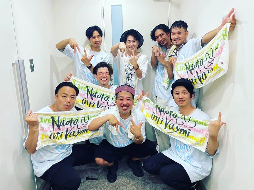 鈴木渉のインスタグラム：「「ポーズは何でいく」  「ハレでしょ！」  「そっか！晴れの国だもんね！」  「うん、岡山がね」  「wwwwwwwww(埼玉は、彩の国だったか〜😂)」  というクシャ顔で失礼しました。集合写真です。今日もみんな絶好調のライブだったー！感謝を込めて！  #ナオトインティライミ  #大宮ソニックシティ大ホール #ハレポーズ」