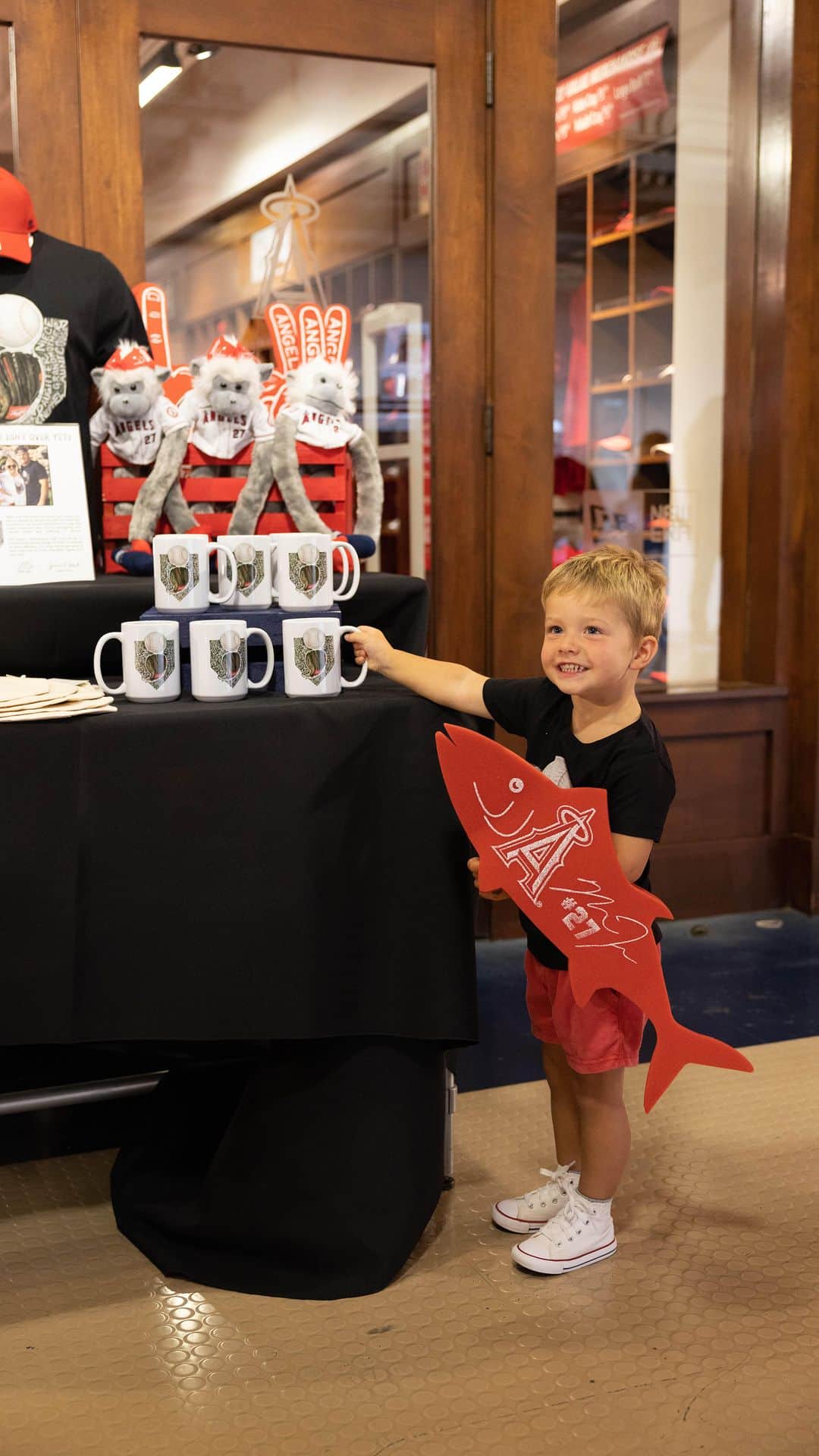 マイク・トラウトのインスタグラム：「Tiny Turnip’s ‘Your Game Isn’t Over Yet’ merchandise is available at Angel Stadium’s Hall of Fame Team Store on the Terrace Level. Beckham Trout enjoyed exploring the setup and even assisted some shoppers! 😂Share your photos with us featuring the merchandise! ❤️  To participate in the @tinyturnip giveaway tonight for a chance to win a Mike Trout signed bat…. instructions can be found on our story!! 🎉  We will keep discussing mental health and challenging the stigma. It’s okay to not be okay, and remember, YOU ARE LOVED; ❤️🙌」