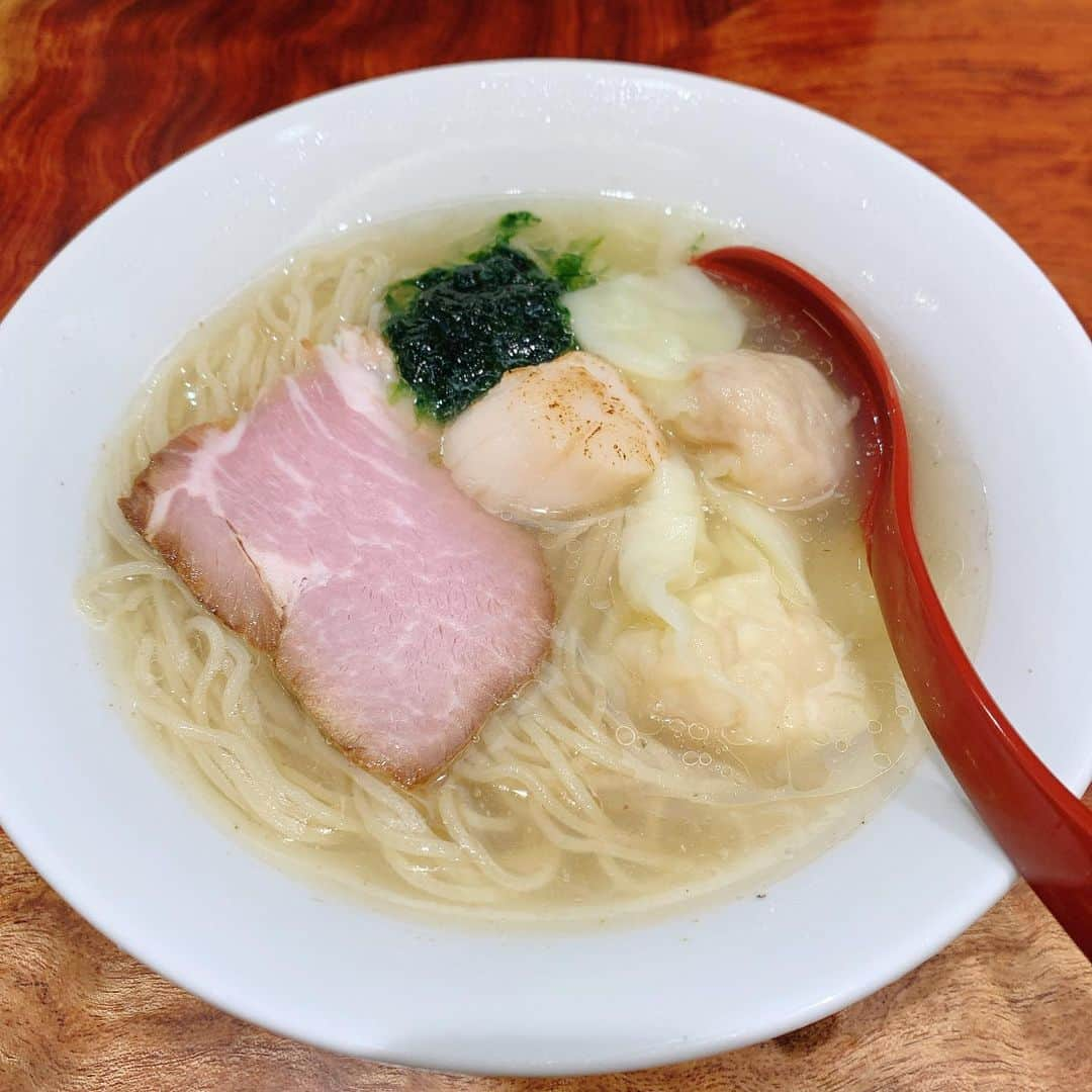 瀬乃ひなたのインスタグラム：「神田【三馬路】 . . 魚介出汁の冷やし塩そば🍜 (ネギ類抜き) . ホタテもワンタンも入ってた⭐️ また食べたかったけど冷やしはもう終わってしまったみたい😞 . . . 2回目はつけ麺にしようかと思ったら 何故か売ってなくて塩そばにした！ (2枚目同じくネギ類抜き) . 私的にはちょっと味が薄かったかも🤔 つけ麺の方気になるな🤔🤔🤔 . . . . . .  #塩らーめん #ラーメン　#🍜　#塩ラーメン #ラーメン屋　#グルメ #らーすたぐらむ #神田　#たべすたぐらむ　#instafood 　#ワイのグルメ記録　#神田ラーメン　#神田らーめん  #塩そば　#三馬路 #神田三馬路」