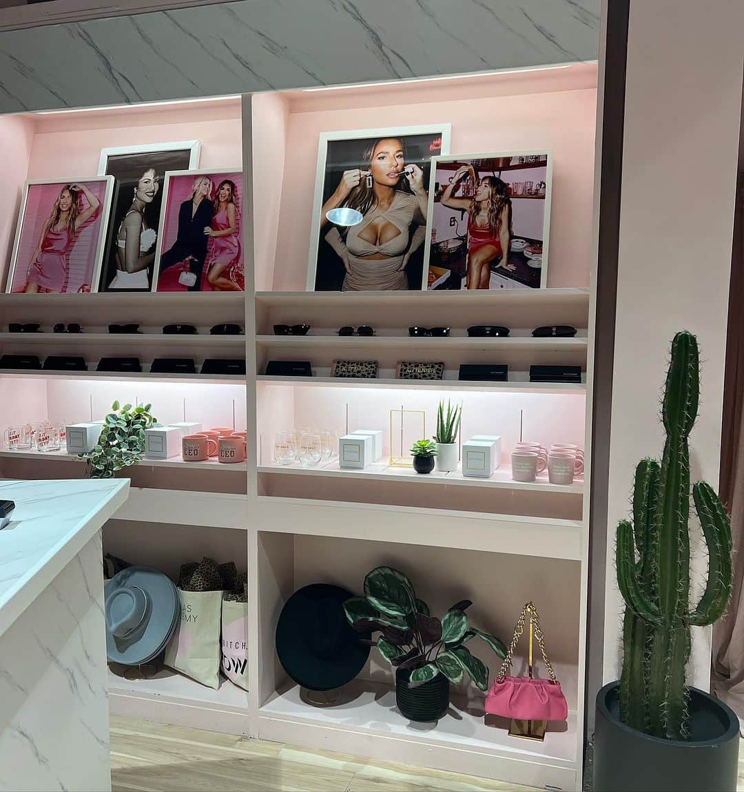 Jessie Jamesさんのインスタグラム写真 - (Jessie JamesInstagram)「OMG KITTENISH DALLAS😻 We are officially open in Galleria Dallas !! Dreams come true!! I have been dreaming of officially opening in a mall for SO long and the opportunity opened up so we made the move.  I have butterflies this morning🥰 as a little girl going to the mall walking into my fav stores like wet seal, forever 21 and Claire’s.  It makes me proud to see @kittenish here 💖🥹 PLEASE tag us if u make it to the store this weekend so we can repost!!!! 😻💖」8月19日 23時58分 - jessiejamesdecker