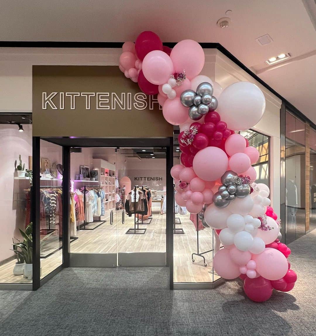 Jessie Jamesさんのインスタグラム写真 - (Jessie JamesInstagram)「OMG KITTENISH DALLAS😻 We are officially open in Galleria Dallas !! Dreams come true!! I have been dreaming of officially opening in a mall for SO long and the opportunity opened up so we made the move.  I have butterflies this morning🥰 as a little girl going to the mall walking into my fav stores like wet seal, forever 21 and Claire’s.  It makes me proud to see @kittenish here 💖🥹 PLEASE tag us if u make it to the store this weekend so we can repost!!!! 😻💖」8月19日 23時58分 - jessiejamesdecker