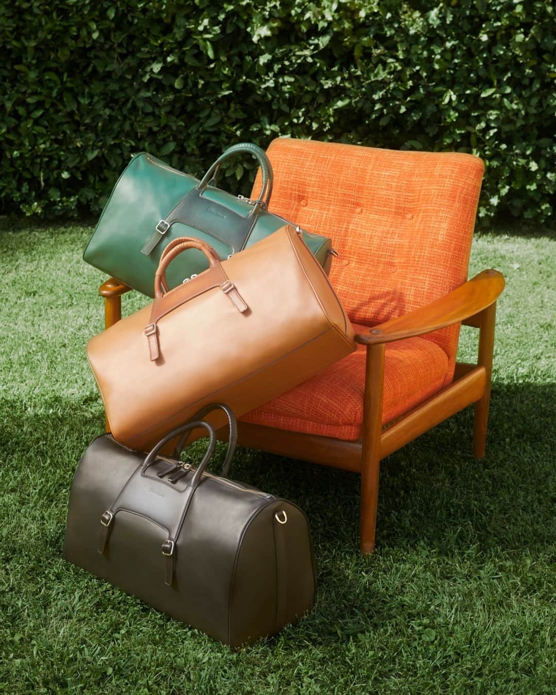 サントーニのインスタグラム：「Coming Soon. Leather duffles in elegant new shades—from forest green to chocolate brown—are crafted for refined journeys.  #Santoni」