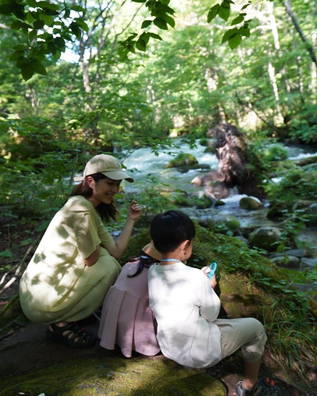 Remiさんのインスタグラム写真 - (RemiInstagram)「must-stay resort in Aomori💯🍎🌳 青森に行くなら絶対おすすめしたいお気に入りホテル🌿 母の念願で昨年に続き2回目の滞在だったけど、三世代旅や親孝行旅に特におすすめ👵🏼♨️ 叶うなら祖母も連れて行きたい…！  苔玉に囲まれた渓流スイートルーム(前回のリールにて🎬)は紛れもなく最高の体験だったし、渓流を望む温泉、苔玉作り、ひょうたんランプ作り、苔さんぽ、オープントップバス、大人も子どもも楽しめる体験満載でした🫶🏽  今インバウンドで盛り上がってるけど海外の人にも自信を持っておすすめしたい❤️‍🔥  —————— 📍青森県十和田市　 🏨 #奥入瀬渓流ホテル　 🛏 #渓流スイートルーム 🗓2023.7 ——————  #青森 #奥入瀬 #奥入瀬渓流 #スイートルーム #星野リゾート #絶景ホテル  #青森旅行 #三世代旅行 #aomori #oirase #oirasekeiryuhotel #suiteroom #roomtour #hoshinoresorts #visitjapan #lovetabi #lovetabimama」8月20日 0時00分 - remi_912