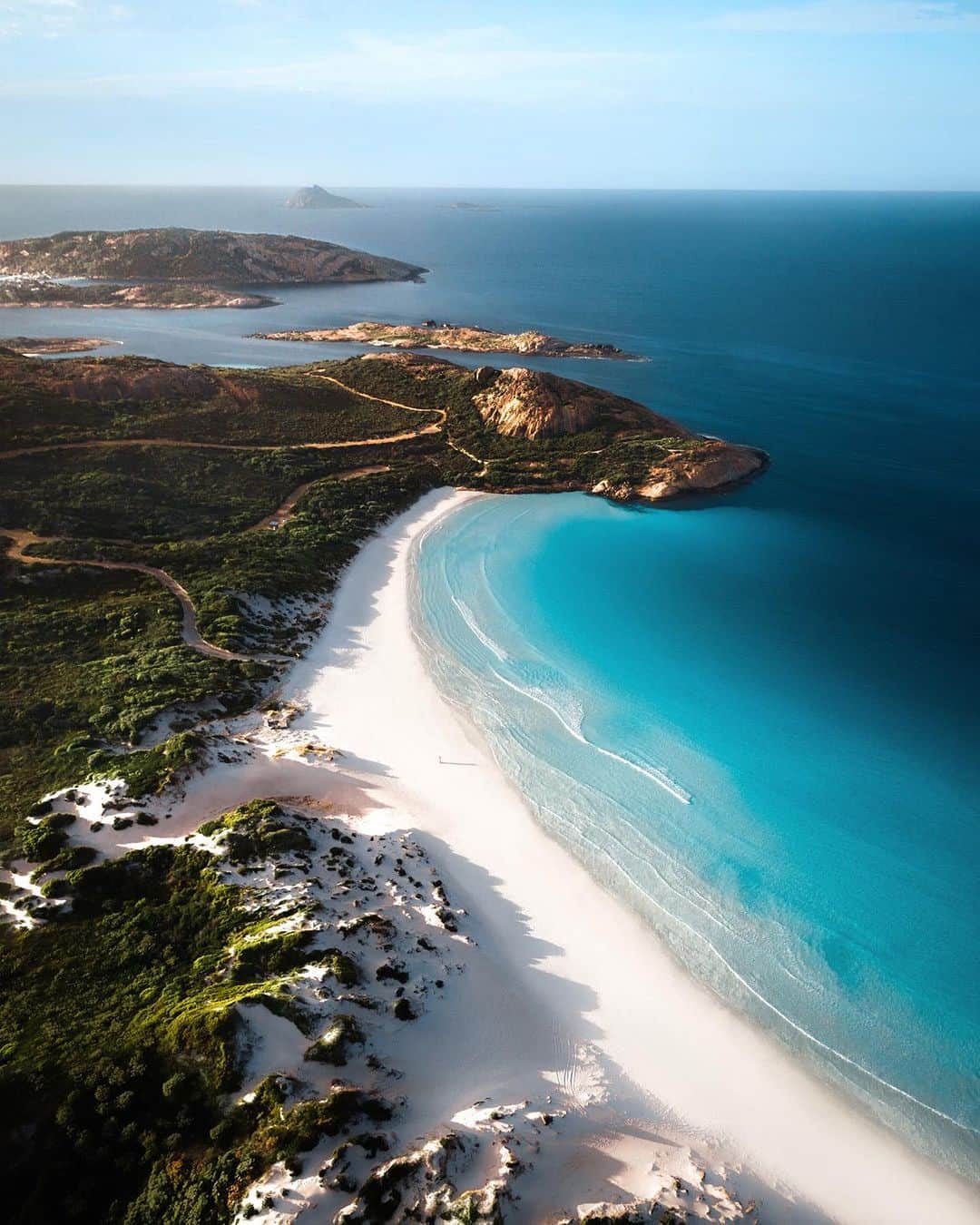 BEAUTIFUL DESTINATIONSさんのインスタグラム写真 - (BEAUTIFUL DESTINATIONSInstagram)「@merrwatson captures the dreamy coastlines of Western Australia, where endless stretches of turquoise water meets soft, sandy shores! 🏖️ Did you know that Australia is home to over 10,000 stunning beaches? 🌊 Beach culture is popular in Australia, with more than 85% of Australia's population living within 50 km of the coastline. 🏄  What is your favorite beach in Australia? 🇦🇺  📽 @merrwatson 📍 Western Australia, Australia」8月20日 0時01分 - beautifuldestinations