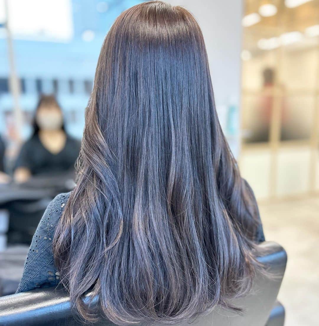 中西結梨花のインスタグラム：「ハイライトベースの透けるグレー🩶🩵🤍 みたままの色🎀✨  #nakanishi_color#ブリーチカラー#ハイライトカラー#ロングヘア#お洒落モテヘア#東京#東京美容室#新宿#新宿美容室」