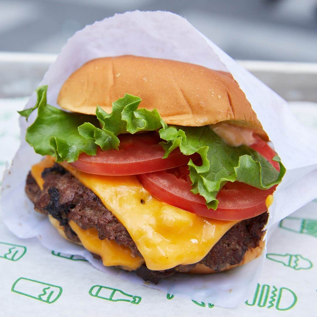 SHAKE SHACKさんのインスタグラム写真 - (SHAKE SHACKInstagram)「ShackBurger appreciation post 🙌」8月20日 0時03分 - shakeshack