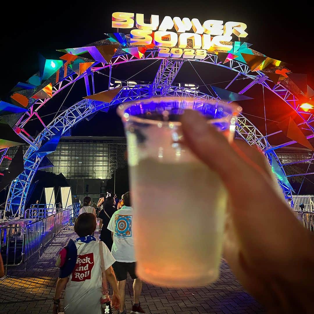 コアラ小嵐さんのインスタグラム写真 - (コアラ小嵐Instagram)「こういう時はもう氷なんか溶けて炭酸も抜けたクソみたいなハイボールでも美味いんよ。いや並ぶのめんどいから2杯ずつ買うから2杯目こうなるんよ。  #かっこいい酒の写真選手権 #サマソニ」8月20日 0時04分 - kk601012